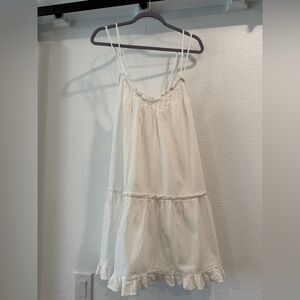 White flirty fun mini, lined and has pockets! Universal Thread, medium
